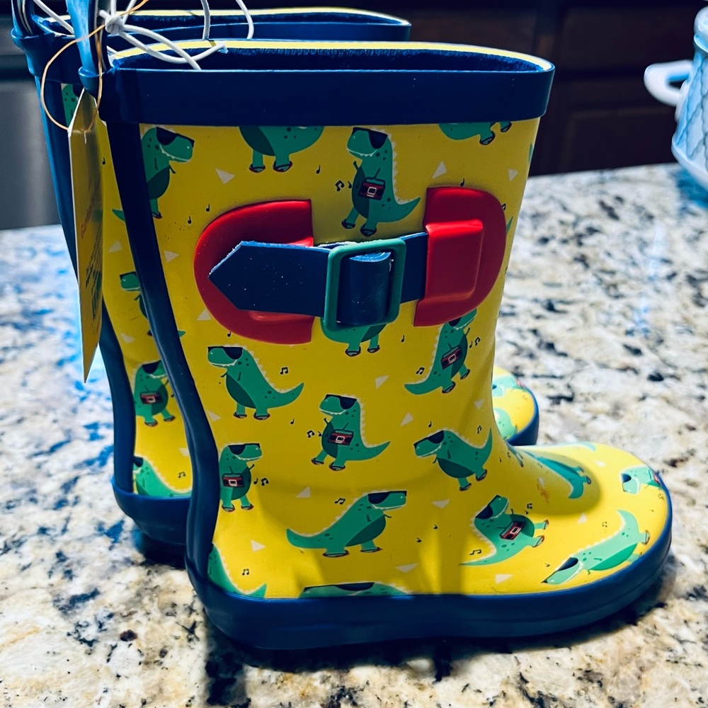 NWT kids rain boots.  Size medium (7/8).
